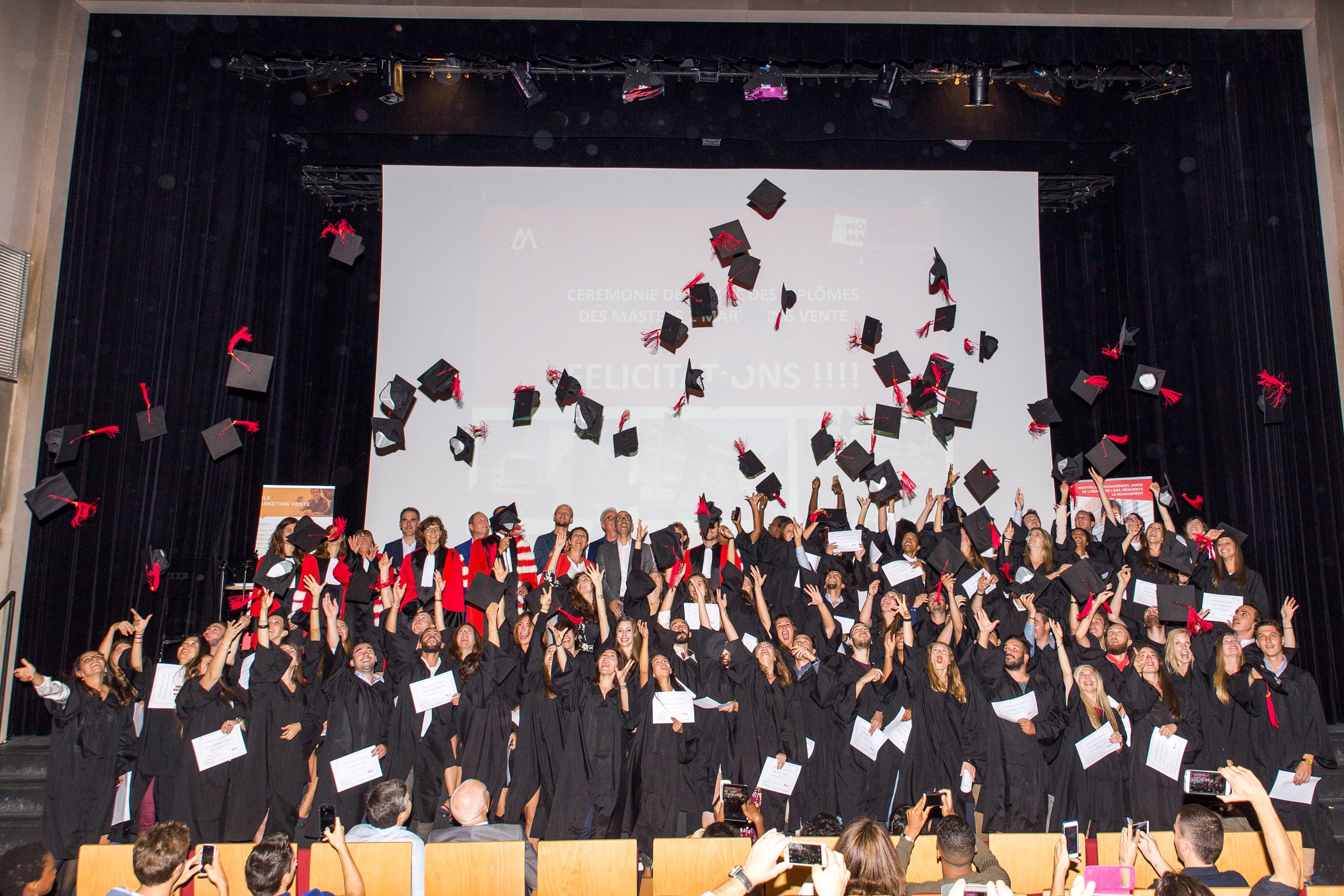 remise des diplômes lancé de chapeaux