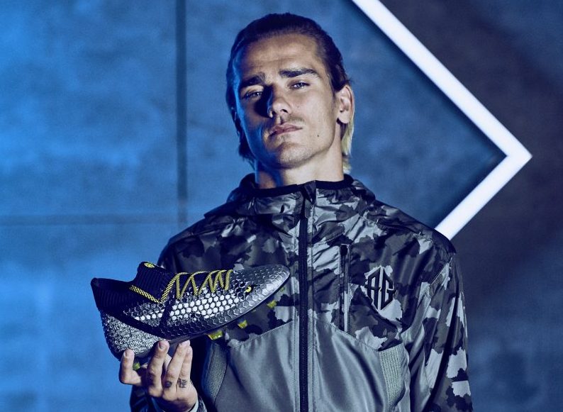 Griezmann et sa paire de chaussure de football