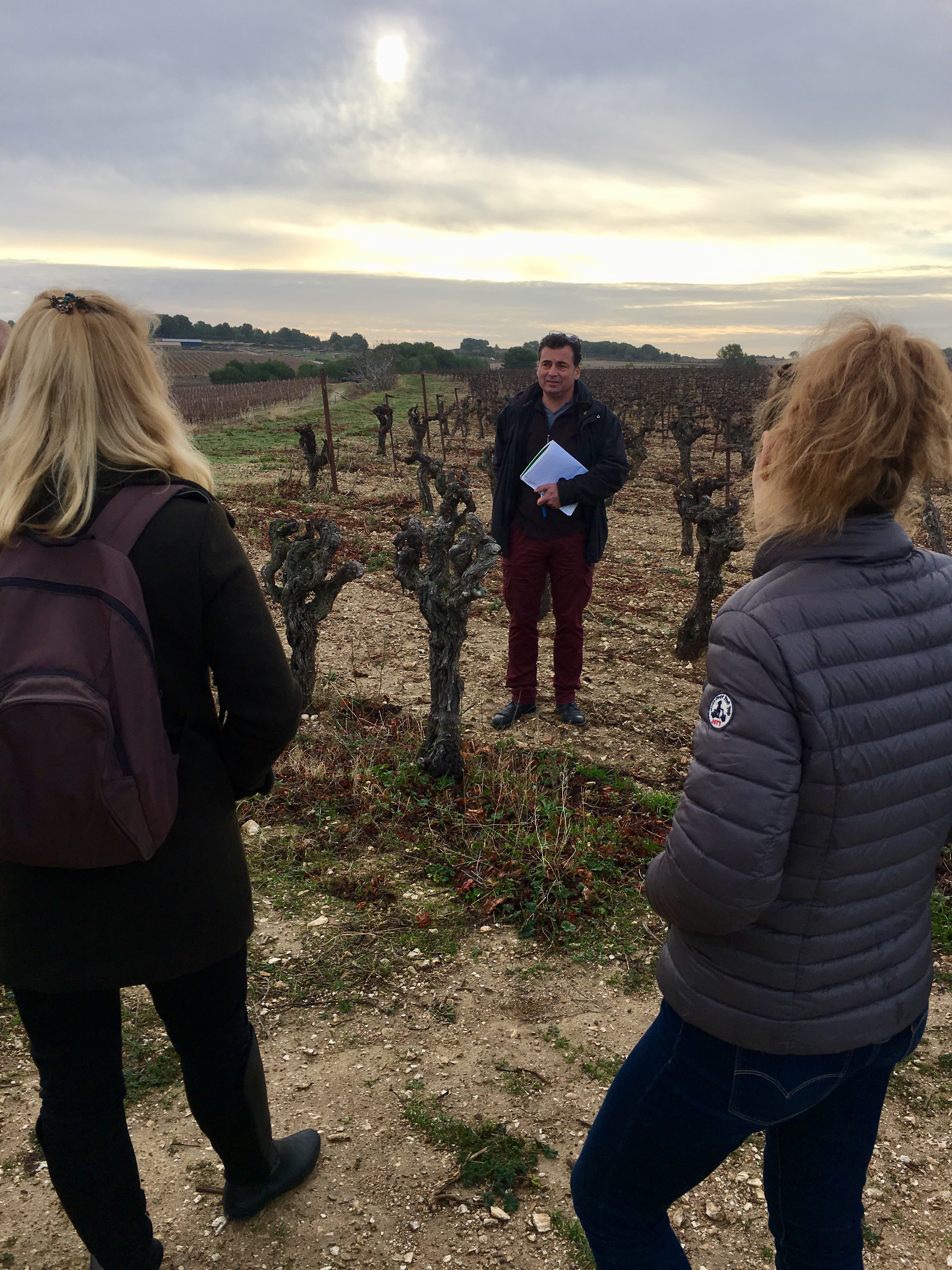 Un de nos professeurs, Antoine Beth, qui nous explique la topographie du terroir et comment la météo influence le rendement des vignes