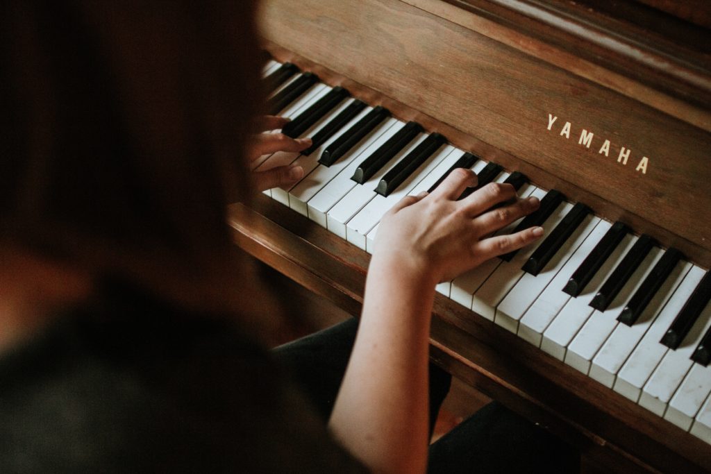 femme joue piano montpellier