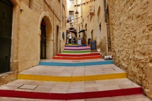 Rue de l'ancien courrier à Montpellier, avec son célèbre escalier coloré