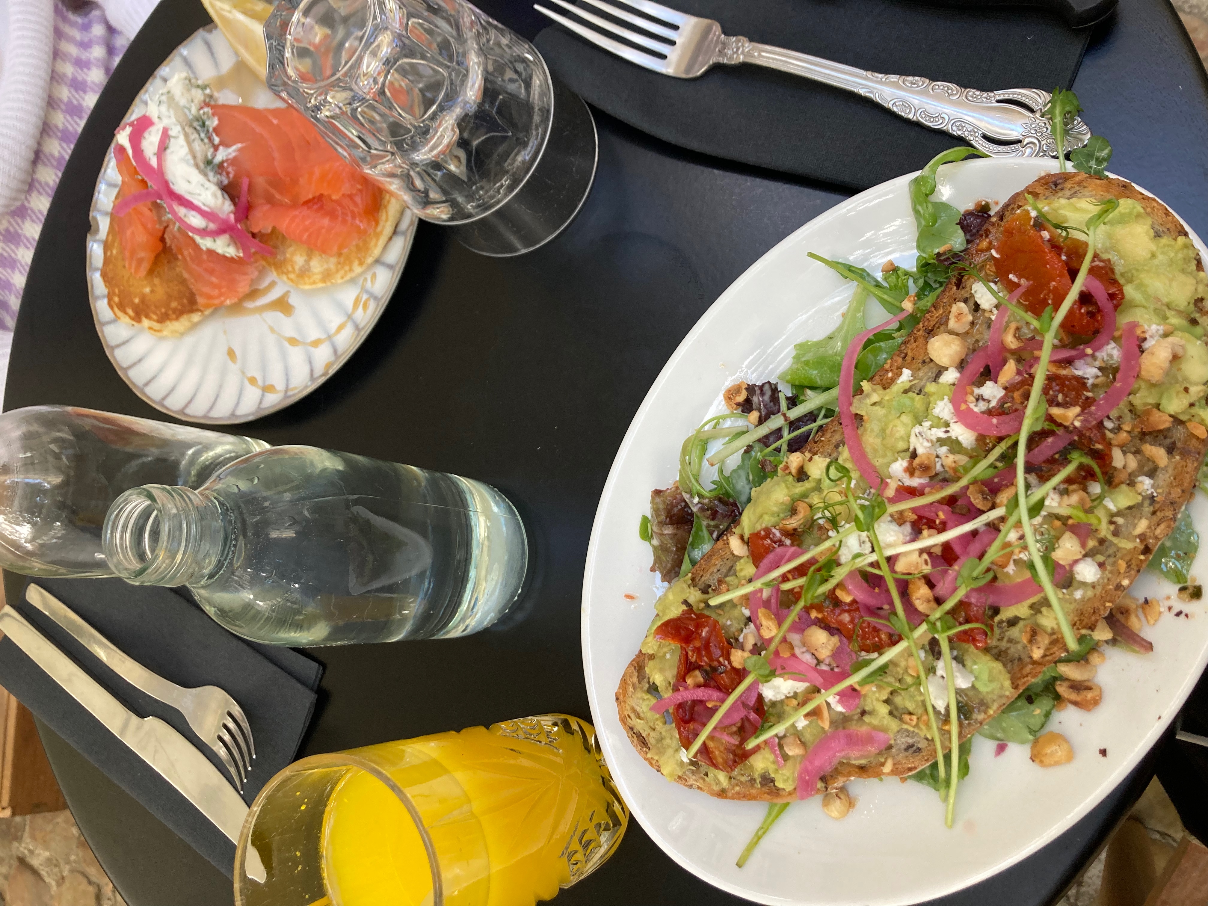 Image contenant un avocado toast accompagné de légumes servi dans une assiette