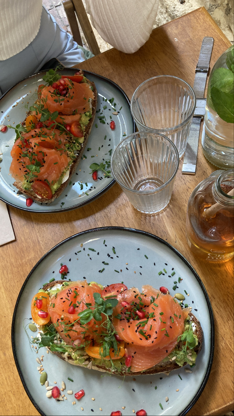 Image contenant un avocado toast avec du saumon fumé servi dans une assiette