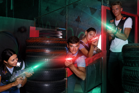Image mettant en scène des participants au laser game