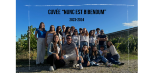 Promo 2023-2024 devant des vignes pendant une journée ensoleillée