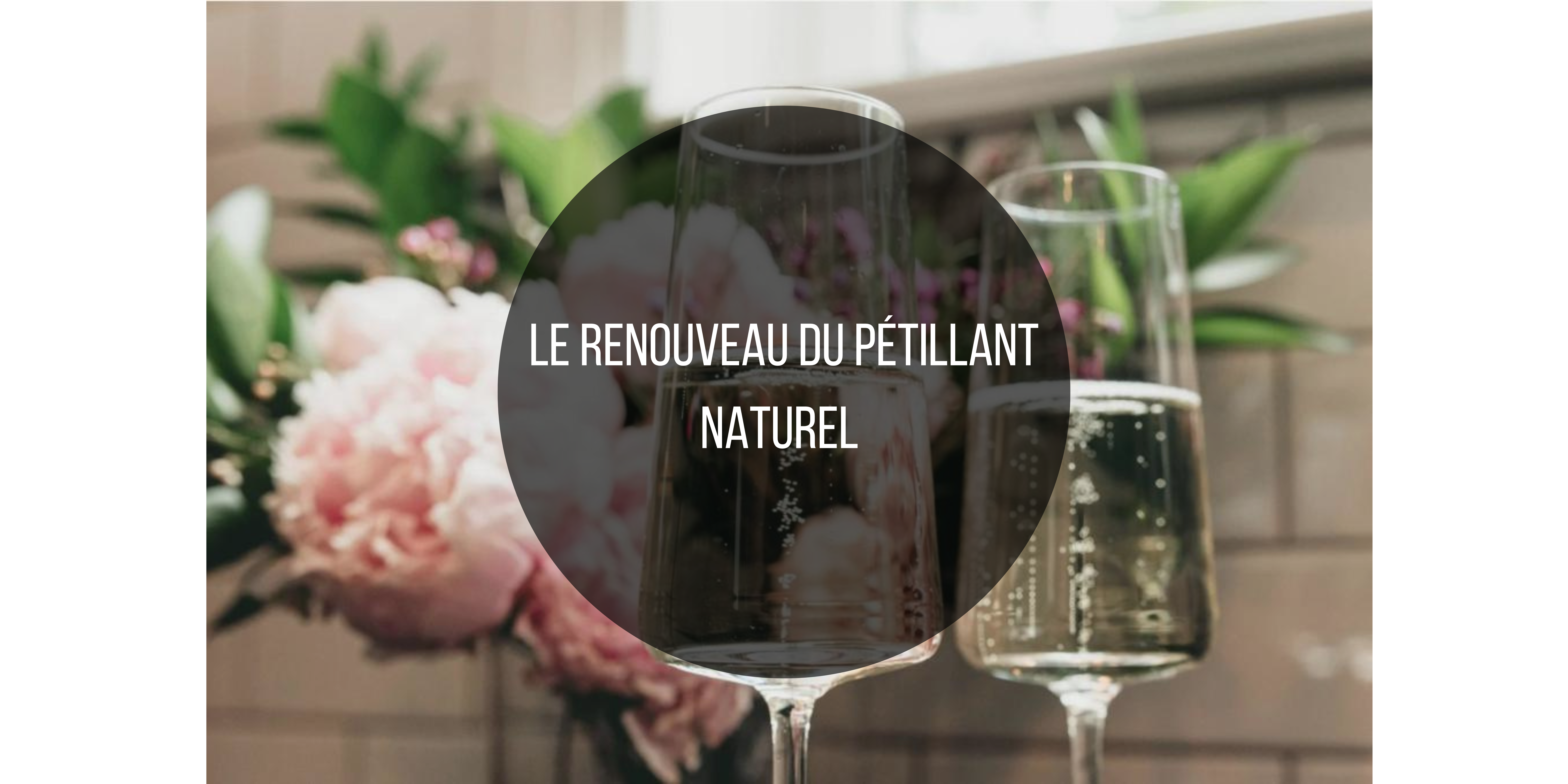 deux coupes de vin pétillant devant un bouquet de rose