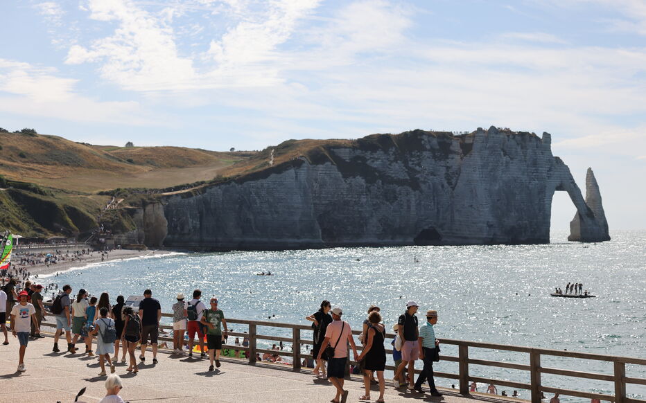 Les falaises d'Étretat, un décor emblématique qui illustre le lien entre cinéma, paysages et tourisme.