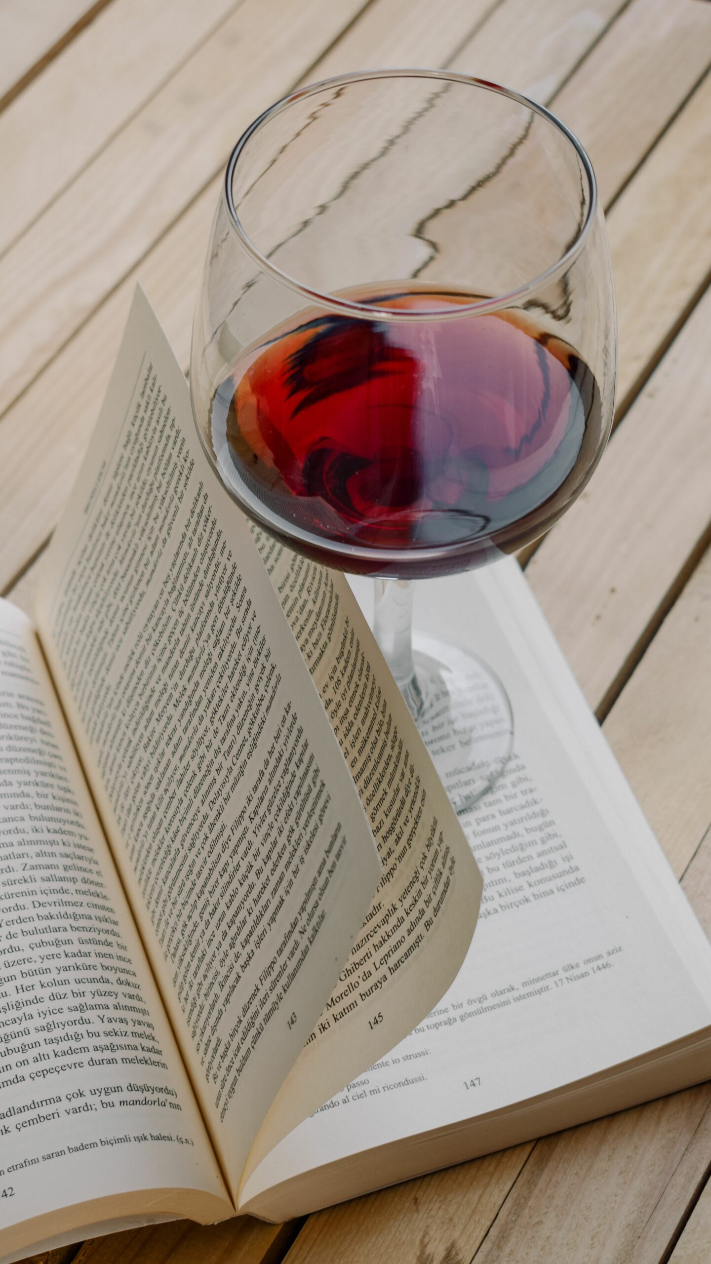 Livres pour comprendre le vin avec un verre de vin rouge